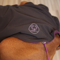 softshell bunda fialová - logo